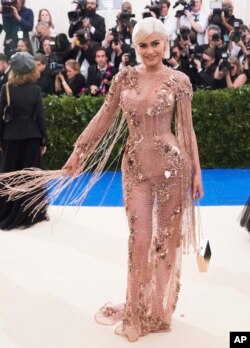 کایلی جنر در جشن بزرگ موزه متروپولیتن نیویورک ۲۰۱۷