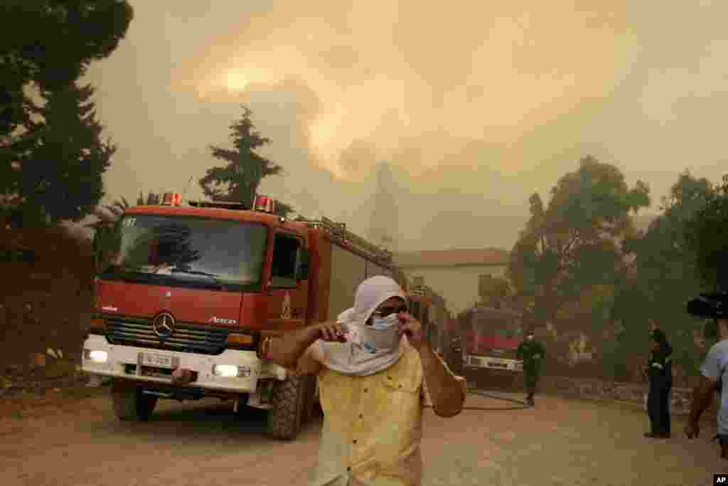 ប្រជាជន​ និងក្រុម​អ្នក​ពន្លត់​អគ្គីភ័យ​ព្យាយាម​ពន្លត់​អគ្គីភ័យ​នៅ​ឯវិហារ​ Galataki ខណៈ​ដែល​អគ្គីភ័យ​ខិត​ទៅ​ជិត​ភូមិ Limni នៅ​កោះ Evia ដែល​ស្ថិត​នៅ​ចម្ងាយ​ប្រមាណ ១៦០ គីឡូម៉ែត្រ (១០០​ម៉ាយ) ភាគ​ខាង​ជើង​ក្រុង​អាថែន ប្រទេស​ក្រិក។&nbsp;