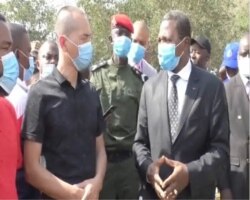 Cameroon Territorial Administration Minister Paul Atanga Nji and Li Yu, Chinese CAR workers spokesperson, in Garoua Boulay, Cameroon. (Moki Edwin Kindzeka/VOA)