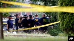 调查人员2017年6月14日在发生枪击事件的亚历山德里亚棒球场准备搜寻证据