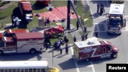 美国佛罗里达州布劳沃德郡发生高中枪击后紧急救援人员赶到现场