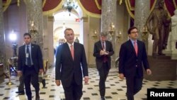 جان بینر همراه با کارمندان دفترش پس از تصویب لایحه بودجه در مجلس نمایندگان. پارلمان آمریکا (کاپیتول)، واشنگتن. ۱۱ دسامبر ۲۰۱۴ 