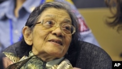 Ieng Thirith, 80 tahun yang menderita penyakit Alzheimer bentuk demensia, dibebaskan hari Minggu karena dinilai tidak layak diadili (foto: dok).