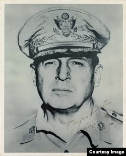 麦克阿瑟将军签名照 (杨苏棣提供)