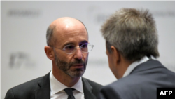 رابرت مالی نماینده ویژه آمریکا در امور ایران در وین به سر می‌برد. عکس از سفر او به بحرین در دیماه گذشته - منبع خبرگزاری فرانسه