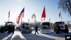 Manifestan Kanadyen kap pwoteste kont restriksyon COVID-19 yo nan pwovens Manitoba, O Kanada, 4 Fevriye 2022.