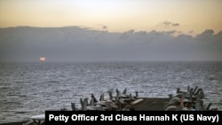 美国印太司令部2023年1月公布的照片显示尼米兹号航空母舰经过南中国海。