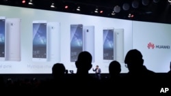 资料照 - 华为客户业务高管2015年9月2号在德国柏林的消费者电子产品展IFA开幕前介绍华为的Mate S智能手机。