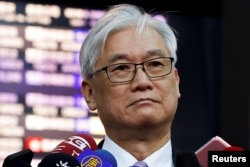 资料照：台湾最大的反对党国民党副主席夏立言在启程前往中国大陆前在台北桃园国际机场对媒体讲话。（2023年2月8日）