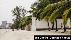 ទិដ្ឋភាពរបងថ្មនៅលើឆ្នេរអូរឈើទាលក្នុងក្រុងព្រះសីហនុ ខេត្តព្រះសីហនុ ដែលកំពុងរងការរិះគន់ពីប្រជាពលរដ្ឋ កាលពីថ្ងៃទី២ ខែកុម្ភៈ ឆ្នាំ២០២៣។ (រូបថតផ្តល់ឲ្យដោយលោក ម៉ា ចិត្រា)
