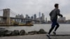 一名男子在河边跑步，对岸是纽约曼哈顿。（2023年1月25日）
