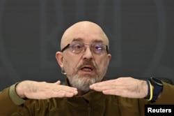 乌克兰国防部长列兹尼科夫在基辅举行记者会。(2023年2月5日)