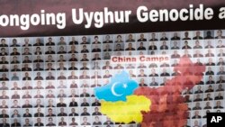 2022年10月1日是中国共产党在中国建立政权的第73个纪念日。而一些属于“东土耳其斯坦觉醒运动”的人士则在美国总统府白宫外面举着标语，集会抗议中共的统治。