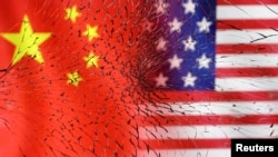 一块碎玻璃后的美中国旗 (路透社）