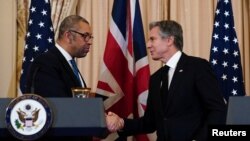 美国国务卿布林肯与英国外交大臣詹姆斯·克莱弗利(James Cleverly，左) 2023年1月17日在华盛顿共同见记者。（路透社）