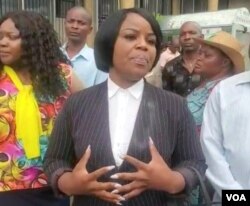 Fadzayi Mahere, spokesperson for the Citizens’ Coalition for Change, speaks outside Harare Magistrates Court on Jan. 16, 2023. (Columbus Mavhunga/VOA)