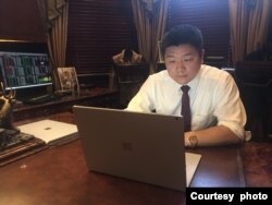 美国棋隆基金管理公司CEO代雪峰在美国家中（照片由代雪峰提供）