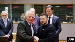 2023年2月9日，在布鲁塞尔举行的欧盟峰会上，乌克兰总统泽连斯基（中）与欧盟外交与安全政策高级代表博雷利握手。