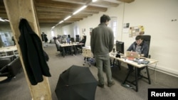 Журналисты работают в офисе независимого медиа-стартапа Meduza, вещающего на российскую аудиторию, в Риге, 30 марта 2015 года.