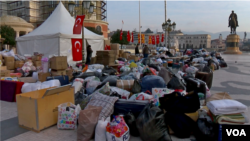 Граѓаните во рамките на своите можности оставаат храна, облека и обувки, средства за хигиена, постелнина