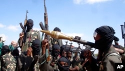 资料照片：索马里青年党武装人员正准备进入首都摩加迪沙。(2008年12月8日）