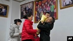 准备离开北京一家照相馆的一家人（2023年1月17日）