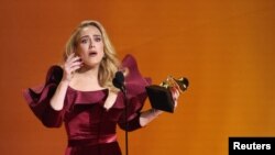 Bintang pop asal Inggris, Adele, menerima penghargaan untuk kategori Penampilan Pop Solo Terbaik lewat lagu "Easy On Me" dalam ajang Grammy ke-65 yang digelar di Los Angeles, pada 5 Februari 2023. (Foto: Reuters/Mario Anzuoni)