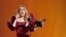 Bintang pop asal Inggris, Adele, menerima penghargaan untuk kategori Penampilan Pop Solo Terbaik lewat lagu "Easy On Me" dalam ajang Grammy ke-65 yang digelar di Los Angeles, pada 5 Februari 2023. (Foto: Reuters/Mario Anzuoni)