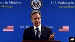 Sekrete d'Eta Antony Blinken pran la pawol devan anplwaye Anbasad Etazini nan Novitas, Moldovi, Dimanch 6 Mas, 2022. 