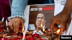 سیالکوٹ کی ایک فیکٹری میں ہجوم کے ہاتھوں قتل ہونے والے سری لنکا کے شہری پریانتھاکمارا کی یاد میں شمعیں روشن کی جا رہی ہیں۔ فائل فوٹو