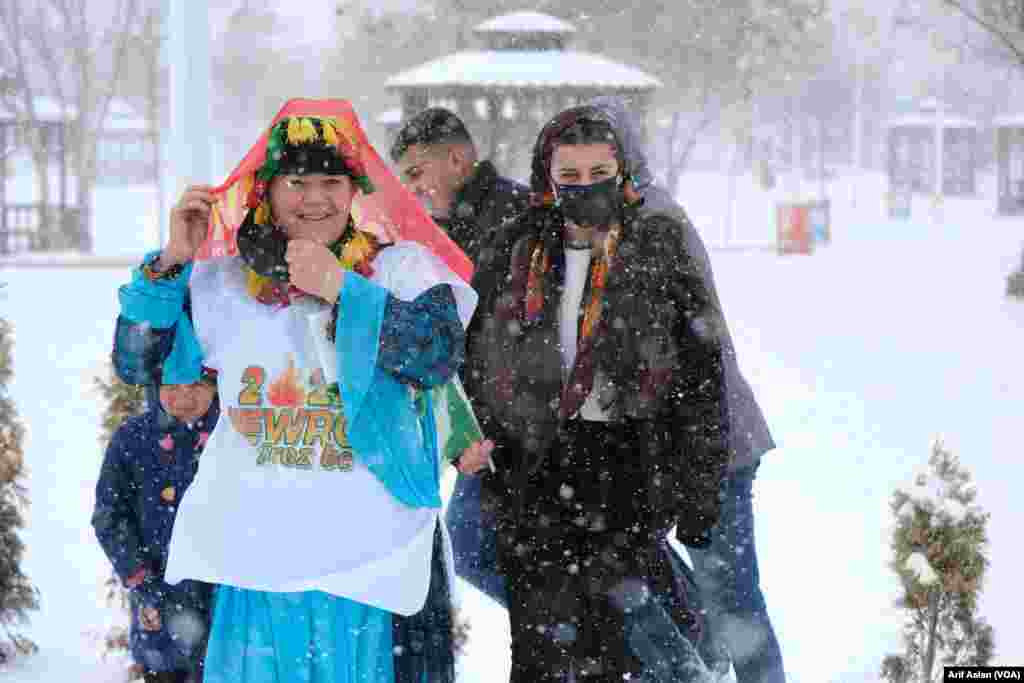 Newroza &#206;sala Ya Wan&#234;