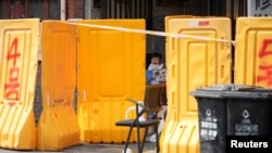 上海封城后，医护人员正在给一个小女孩做新冠病毒核酸检测。（2022年3月26日）