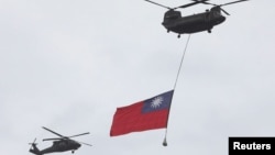 资料照：台湾军机在庆祝双十节时悬挂台湾旗帜飞越台北上空。（2020年10月10日）