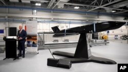 澳大利亚国防部长彼得∙杜顿在悉尼站在一枚反舰导弹旁发表讲话。（2022年4月5日）