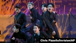 한국 보이밴드 BTS가 지난해 4월 미국 라스베이거스에서 열린 제64회 그래미어워즈 시상식에서 공연했다.