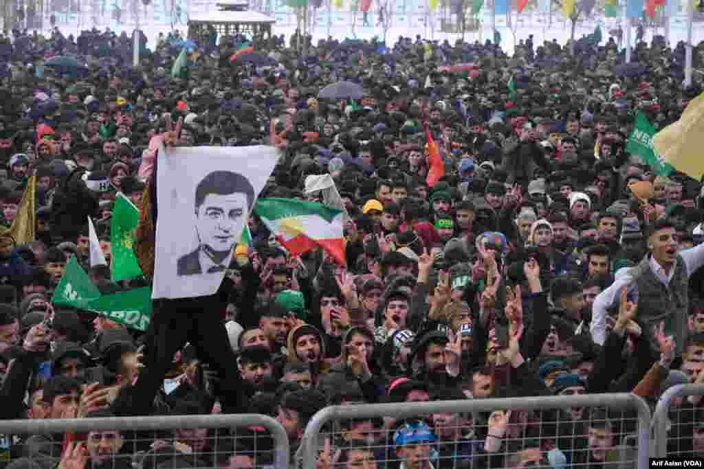 Newroza &#206;sala Ya Wan&#234;