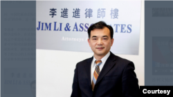 美国纽约著名华裔执业律师李进进在自己的律师楼前留影。（李进进律师提供资料照。）