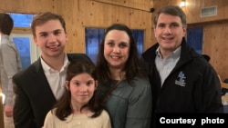 安吉丽娜和哈兹菲尔德一家（来源：2feetin.org)