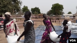 上个月，南苏丹博尔的流离失所者领取粮食援助。分析人士说，乌克兰的冲突以及由此产生的对俄罗斯的制裁正在推高全球石油和食品价格，这可能导致非洲饥饿人口增加。 （美国之音记者巴特莱特拍摄）
