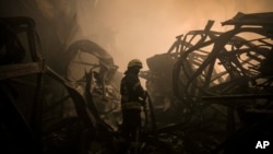 Тушение пожара на одном из объектов гражданской инфраструктуры на окраинах Киева. 13 марта 2022г.