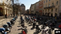 资料照片：乌克兰利沃夫市议会外摆放着109个空空的婴儿推车和摇篮，象征俄军入侵乌克兰迄今被夺去生命的109名儿童。(2022年3月18日)