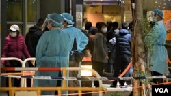 港府大幅提高违反强制检测及隔离检疫令的罚则，除了罚款最高可判监禁半年。 (美国之音汤惠芸)