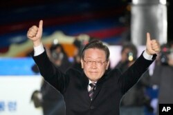 한국 집권 더불어민주당 이재명 대선 후보가 선거운동 마지막 날인 8일 서울 시내 유세에서 양손 엄지를 들어올리고 있다.