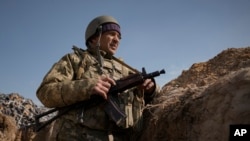 在首都基辅以北的一处阵地战壕里的一名乌克兰军人。(2021年3月29日)