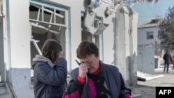 乌克兰南部城市尼古拉耶夫的护士们赶到现场目睹她们的医院遭俄军炮击破坏的景象后失声痛哭。(2022年3月22日)