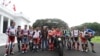 Presiden Jokowi dengan motor kesayangannya, berfoto bersama para pembalap Moto GP di Istana Merdeka, Jakarta, 16 Maret 2022. (Setpres RI)