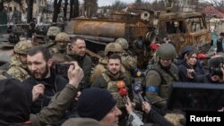 볼로디미르 젤렌스키 우크라이나 대통령(가운데)이 4일 크이우 외곽 부차를 방문했다.