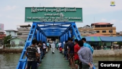 17-3-22 ရက်နေ့က ရနောင်းကနေ ကော့သောင်းဘက်ကို ပြန်လည် လွှဲပြောင်းပေးလိုက်တဲ့ မြန်မာအလုပ်သမားများ တန်းစီစောင့်နေ (photo: FED)