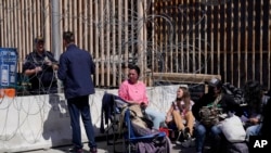 在美国和墨西哥边境要求到美国寻求政治庇护的俄罗斯家庭。