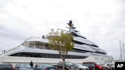 Jahti Tango lundron me flamurin e Ishujve Cook